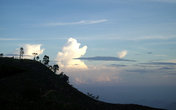 Вид с нашего балкона.
в который раз я убедилась, что облака на Шри-Ланке удивительные.
