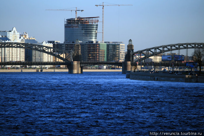 Вид на мост Петра Великого с пристани. Санкт-Петербург, Россия