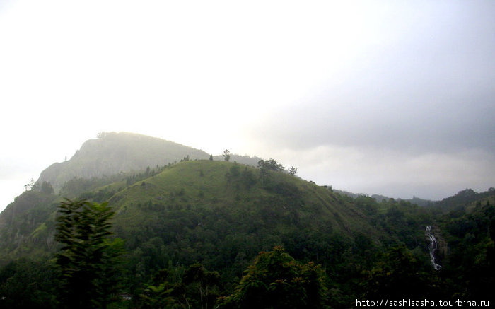 Элла Рок в тумане, а справа водопад. Шри-Ланка