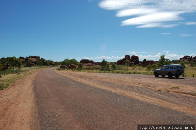 Devils Marbles находится недалеко от хайвея Северная территория, Австралия