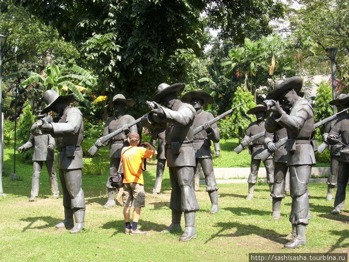 Валерий Шанин для ощущения масштаба скульптур. Манила, Филиппины