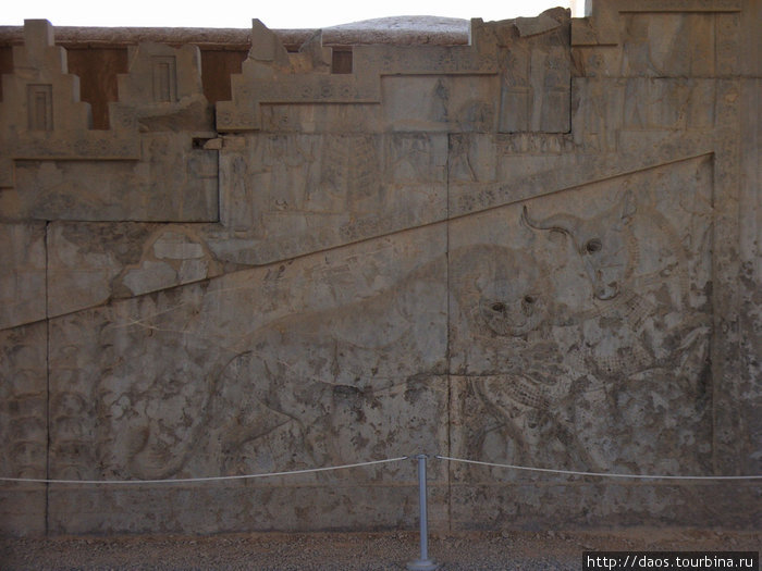 лев хватает антилопу — зороастрийский символ Навруза Марвдашт, Иран