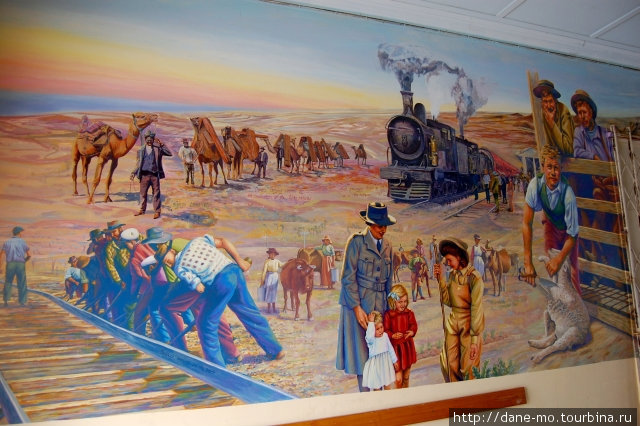 На стенах картины об истории освоения региона Порт-Огаста, Австралия