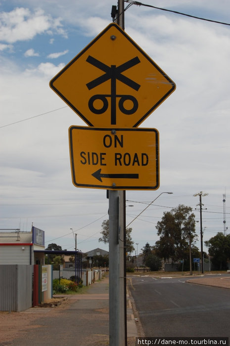 Водителей заблаговременно предупреждают о пересечении с железнодорожными путями Порт-Огаста, Австралия