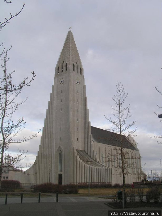 Здание церкви; не правда ли, верхушка напоминает рыцарский шлем? Рейкьявик, Исландия