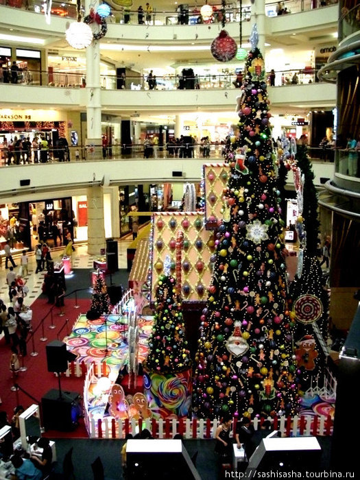 Внутри торгового центра вовсю искрится Рождество, не смотря на то , что Малайзия страна большей частью мусульманская. Куала-Лумпур, Малайзия