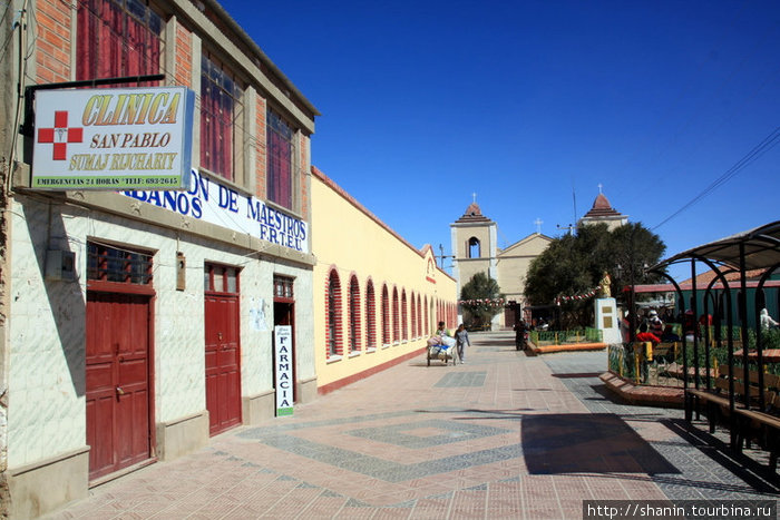 Центральный бульвар идет от церкви до железнодорожного вокзала Уюни, Боливия