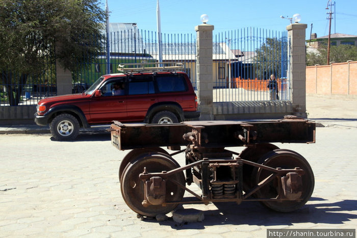 Колеса у входа на железнодорожный вокзал Уюни, Боливия