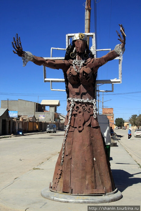 Авангардная скульптура на улице Уюни, Боливия