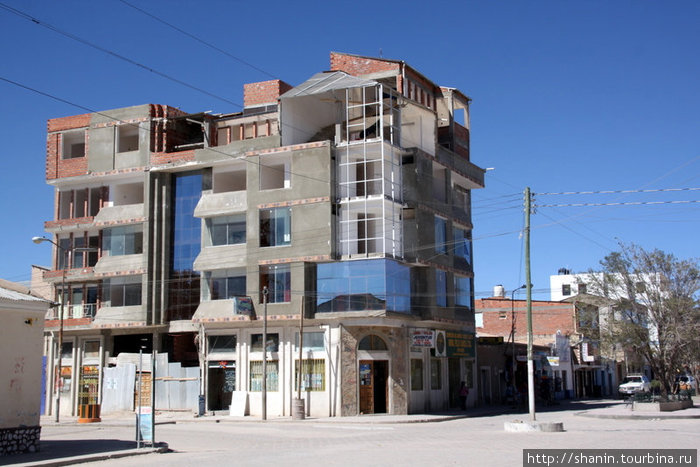 Строится новый дом Уюни, Боливия