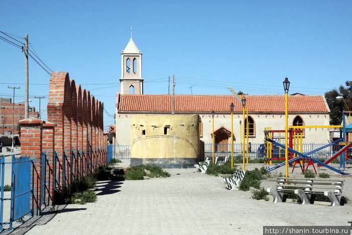 Детская игровая площадка у церкви Уюни, Боливия