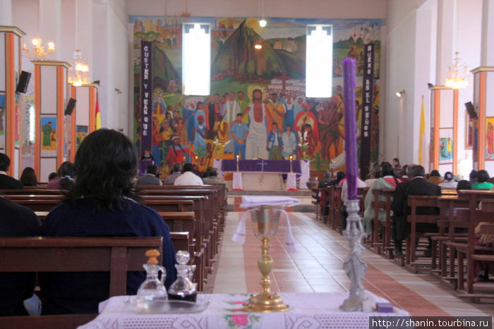 В церкви Уюни, Боливия