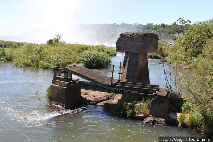 Построили новый мост, но останки старого так и остались в реке Пуэрто-Игуасу, Аргентина