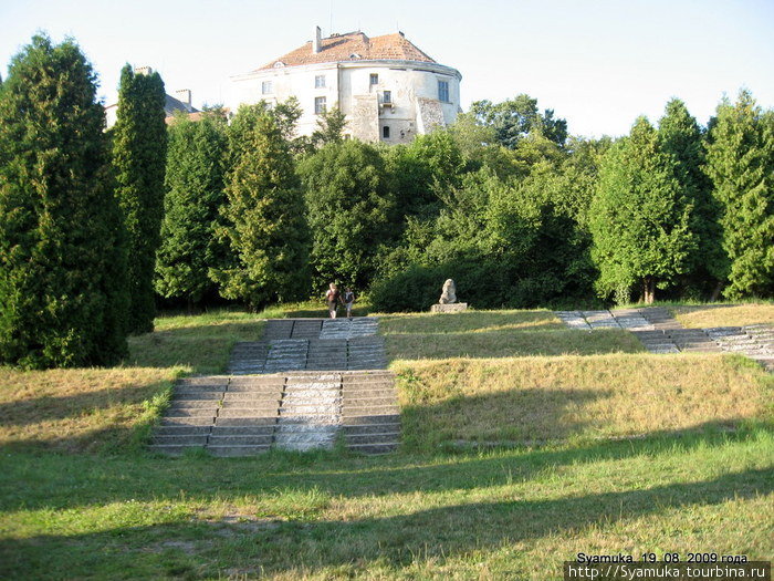 В настоящее время музею-заповеднику «Олеский замок» принадлежит территория площадью 13 га. Олесько, Украина