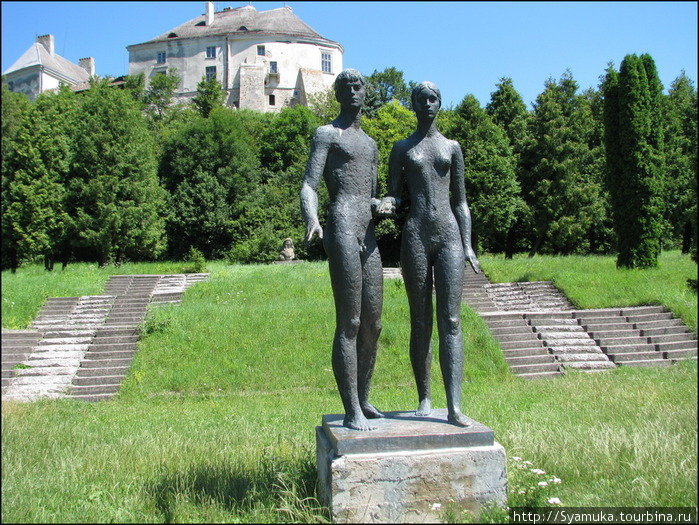 На нижней террасе — скульптура Юность. Олесько, Украина