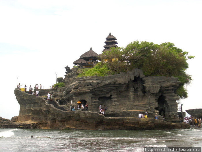 Танах Лот — самый известный храм на Бали. Бали, Индонезия