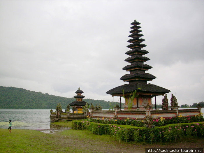 Улун Дану — храм на озере в горной части Бали. Бали, Индонезия