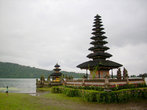 Улун Дану — храм на озере в горной части Бали.