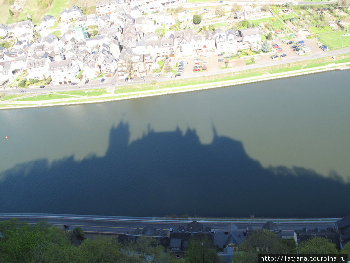 Отражение замка на реке Мозел... Кохем, Германия