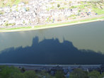 Отражение замка на реке Мозел...