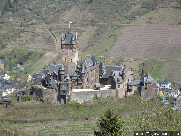 Замок стоит на вершине горы...(вид со смотровой площадки) Кохем, Германия