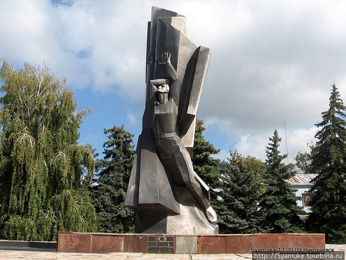 Памятник перед ДК. Николаевск, Россия