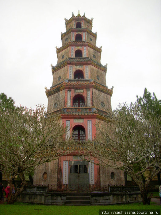 Храмы и гробницы в окрестностях Хуэ Хюэ, Вьетнам