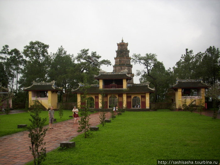Храмы и гробницы в окрестностях Хуэ Хюэ, Вьетнам