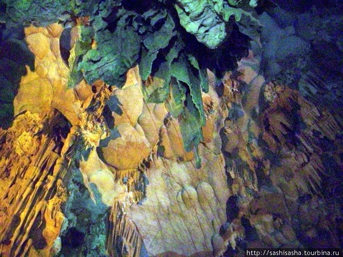 Пещеры красивы в своей естественности и не нуждаются в дополнителной мишуре. Халонг бухта, Вьетнам
