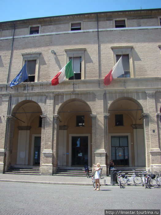 здание местного муниципалитета. Римини, Италия
