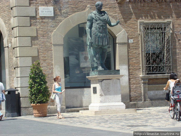памятник Юлию Цезарю. Римини, Италия