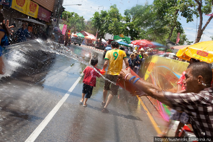 Сонгкран - водный фестиваль чистоты Чиангмай, Таиланд
