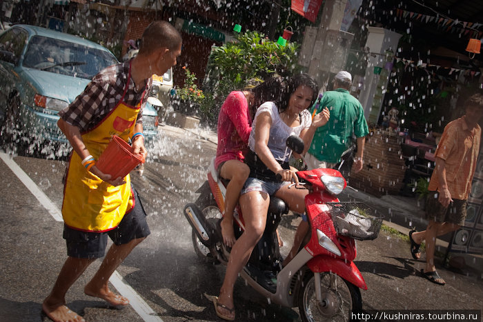 Сонгкран - водный фестиваль чистоты Чиангмай, Таиланд