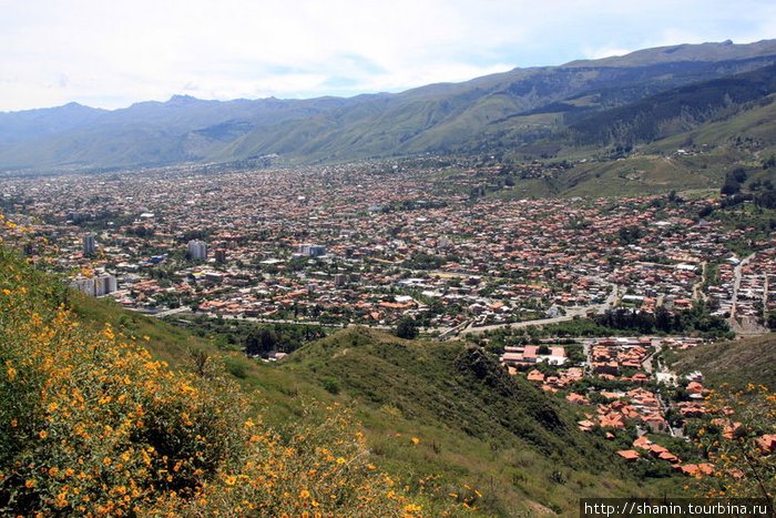 Вид на окраину Кочабамбы Кочабамба, Боливия