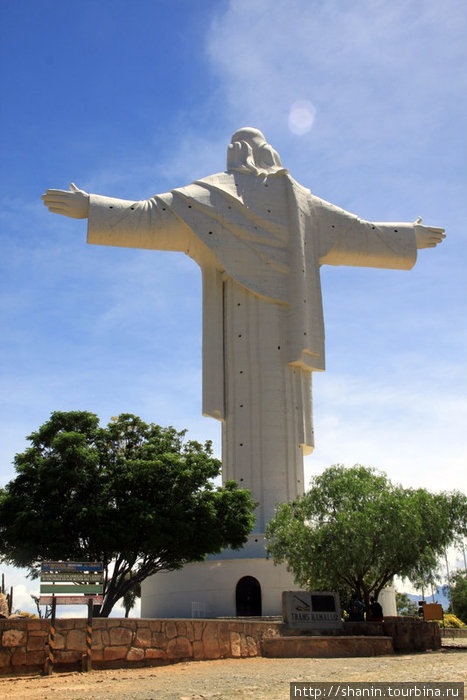 У основания статуи Христа Кочабамба, Боливия