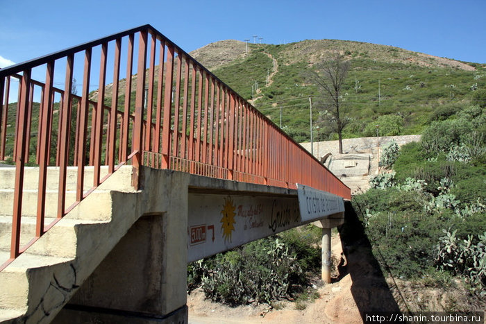 Мост у основания холма Кочабамба, Боливия