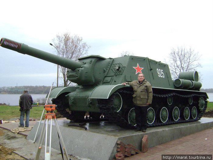 В канун 65-летия Победы на постаменте возле Вечного огня замер грозный зверобой -самоходная артиллерийская установка ИСУ-152 Рыбинск, Россия