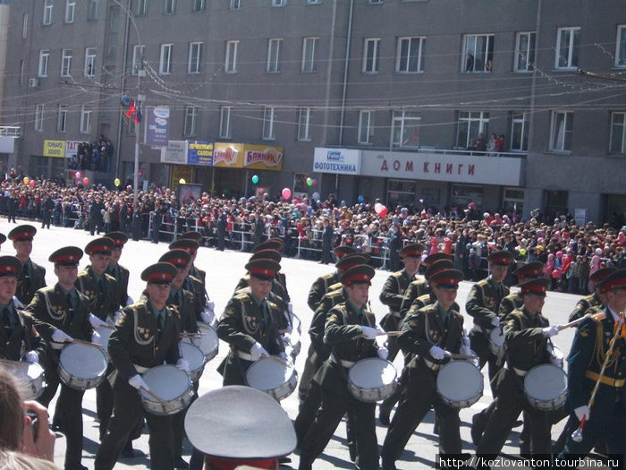 По традиции парад открывают барабанщики. Новосибирск, Россия