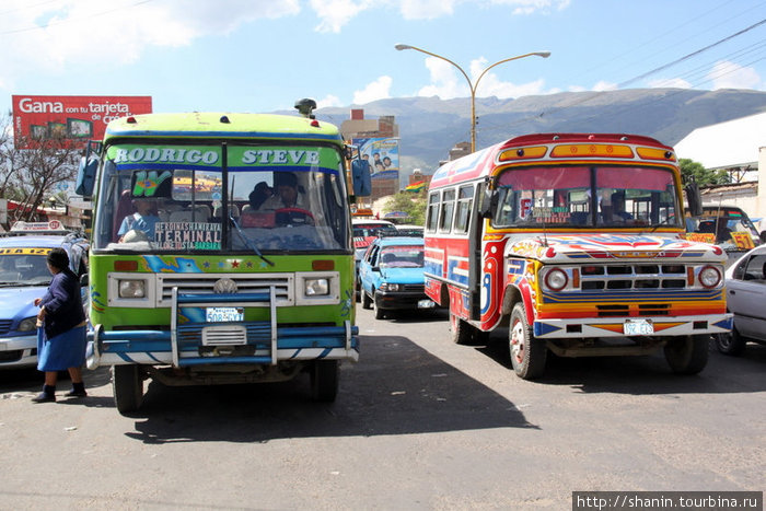 Автобусы на улице в Кочабамбе Кочабамба, Боливия