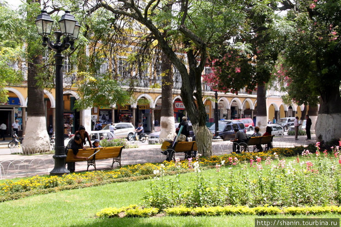 Центральная площадь, как это обычно и бывает в Южной Америке, одновременно и городской парк Кочабамба, Боливия