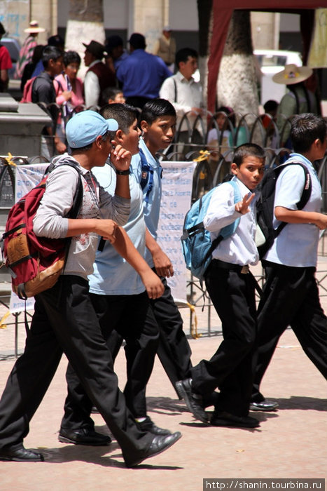 Школьники Кочабамба, Боливия