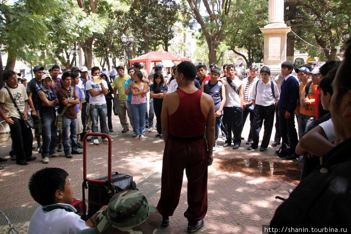 Местный поклонник восточных единоборств на центральной площади набирает себе учеников. Кочабамба, Боливия