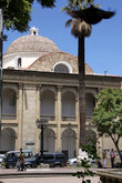 Фасад кафедрального собора выходит на центральную площадь Кочабамбы