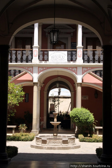 Фонтан во внутреннем дворике Кочабамба, Боливия