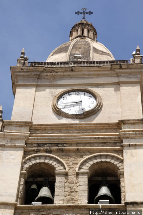 На колокольне собора установлены часы. Кочабамба, Боливия