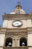 На колокольне собора установлены часы.