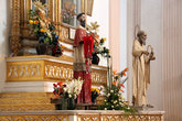 Статуи святых на алтаре