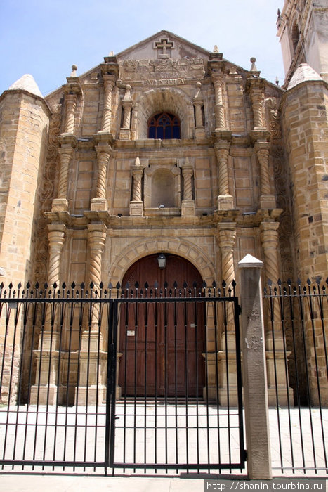 Боковой вход в собор закрыт Кочабамба, Боливия