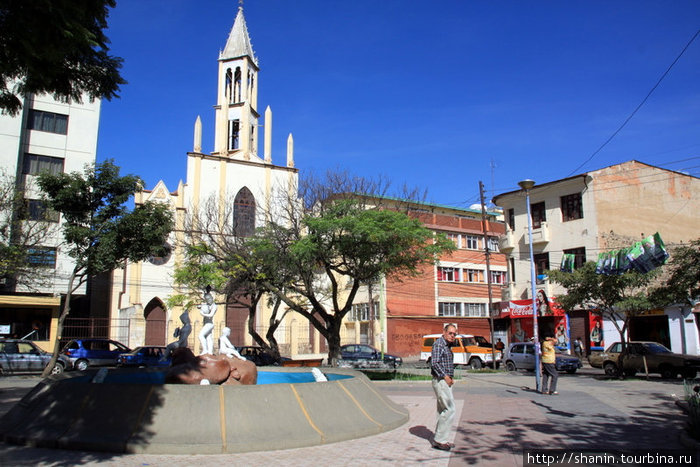 Площадь перед церковью Кочабамба, Боливия
