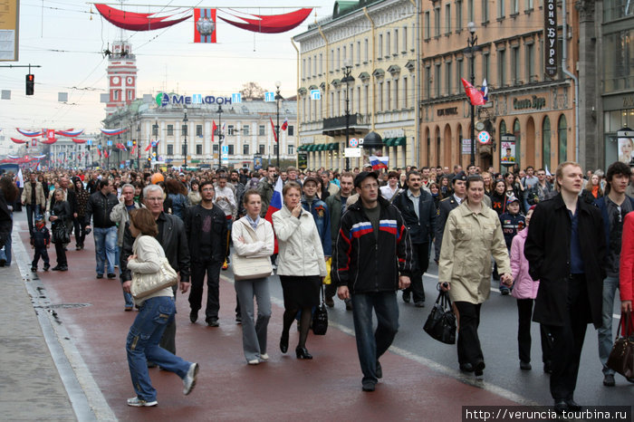 Толпа идёт на парад. Санкт-Петербург, Россия